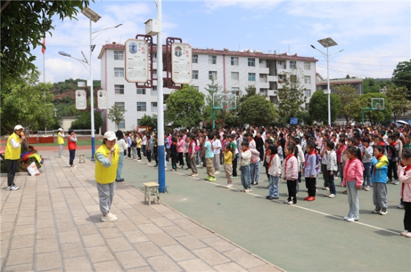 钱掌柜 爱心润童心&#32;关爱进校园